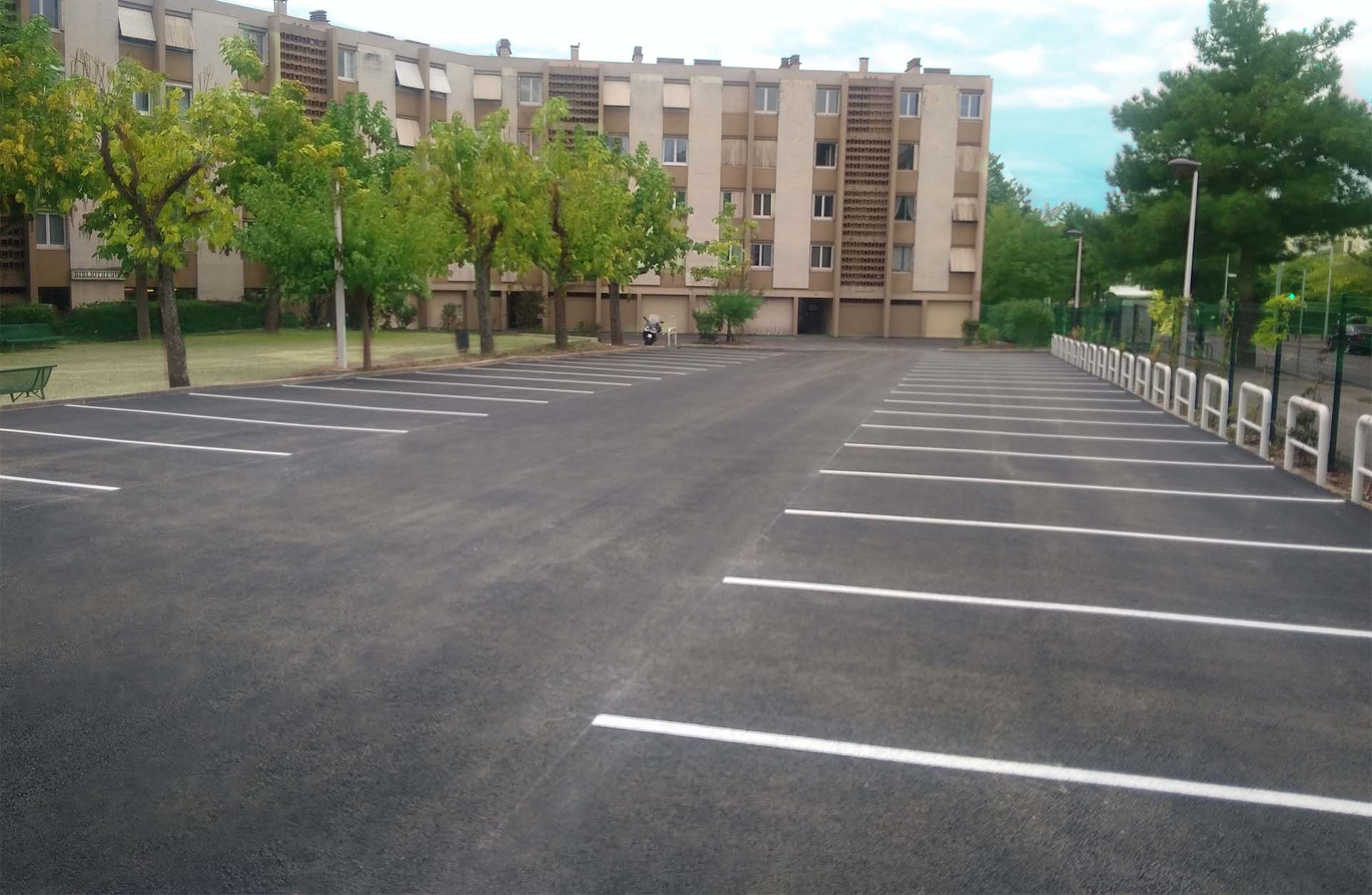 Revêtement à l'enrobé noir sur parking de copropriété réalisé par Strada Enrobé SAS